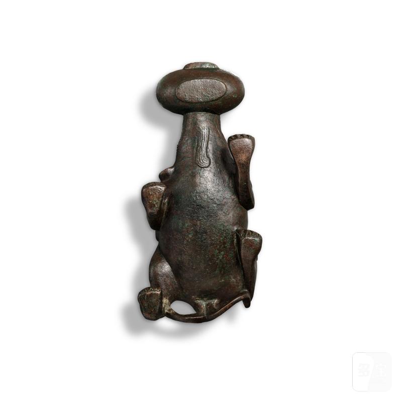A bronze 'mythical beast' water dropper, Six dynasties | 六朝 銅瑞獸形硯滴 - 图3